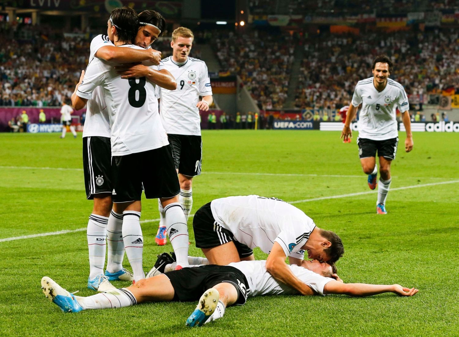 Německý fotbalista Lars Bender slaví se spoluhráči gól v utkání skupiny B s Dánskem na Euru 2012