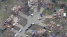 An aerial view of damage in a neighborhood in Moore, Oklahoma May 21, 2013, in the aftermath of a tornado which ravaged the suburb of Oklahoma City. Rescuers went building to building in search of victims and thousands of survivors were homeless on Tuesday, a day after a massive tornado tore through Moore, wiping out whole blocks of homes and killing at least 24 people. Seven children died at the school which took a direct hit in the deadliest tornado to hit the United States in two years. REUTERS/Rick Wilking (UNITED STATES - Tags: DISASTER) Published: Kvě. 21, 2013, 10:12 odp.