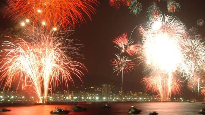 Novoroční ohňostroj nad pláží Copacabana v brazilském Riu. Příchod nového roku tu slavily asi dva miliony lidí.