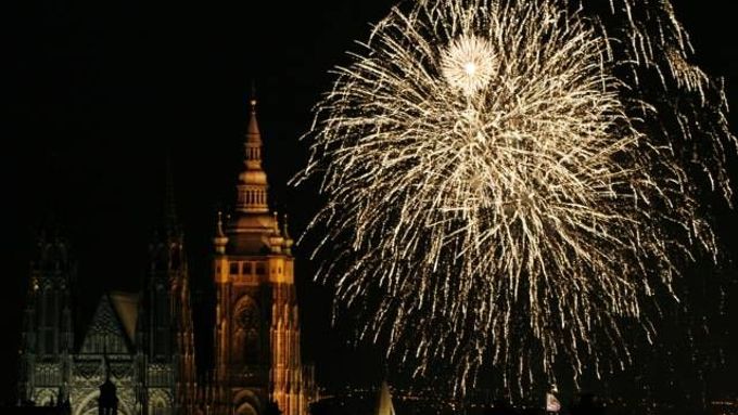 Novoroční ohňostroj byl v 18:00 odpálen z Letenských sadů.