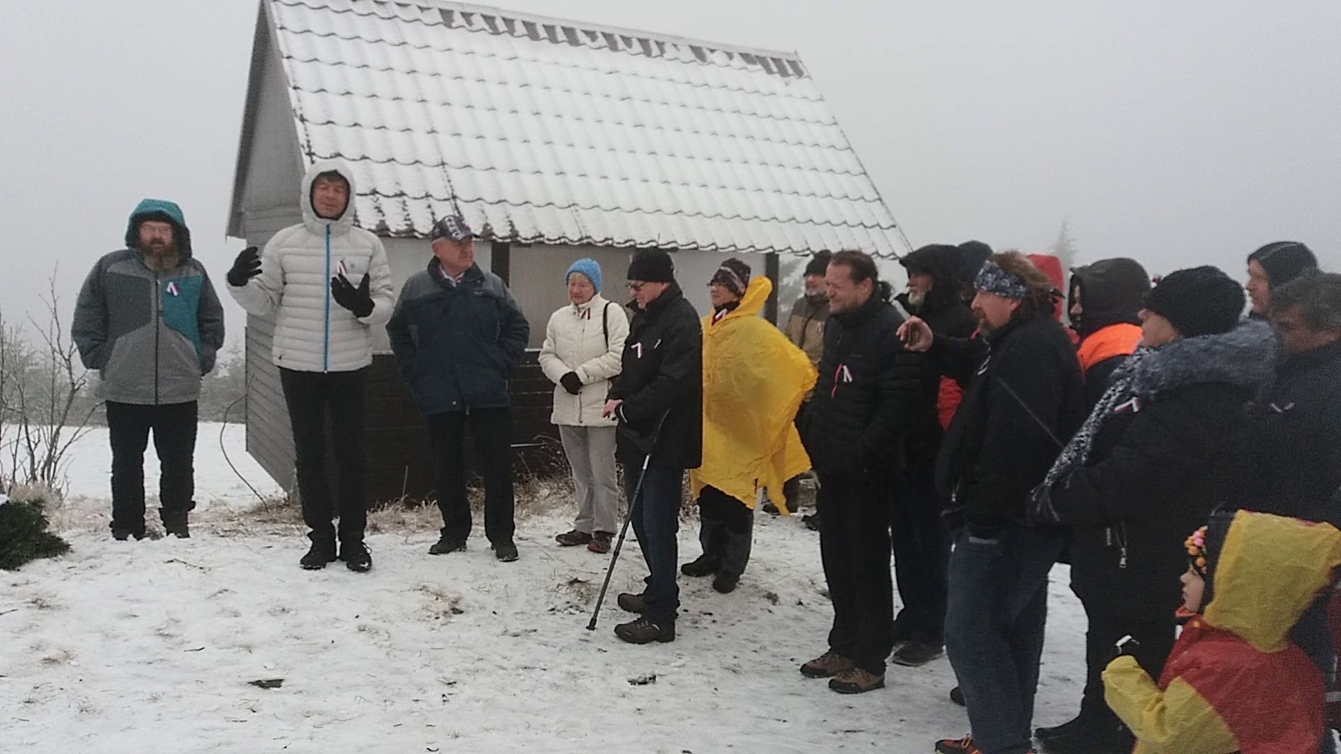 100 let republiky -  oslava u Masarykovy chaty na zasněženém Šerlichu (1019 m.n.m.)