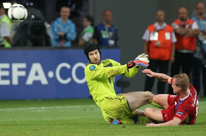 Český fotbalový brankář Petr Čech a David Limberský se střetli v utkání skupiny A s Polskem na Euru 2012.