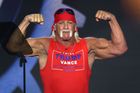 Wrestlingová legenda Hulk Hogan chce zachránit řetězec "nahotinek" Hooters pivem