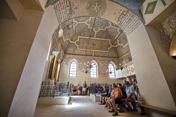 Návštěvníci Festivalu pro židovskou čtvrť v Boskovicích si prohlížejí zdejší synagogu maior.