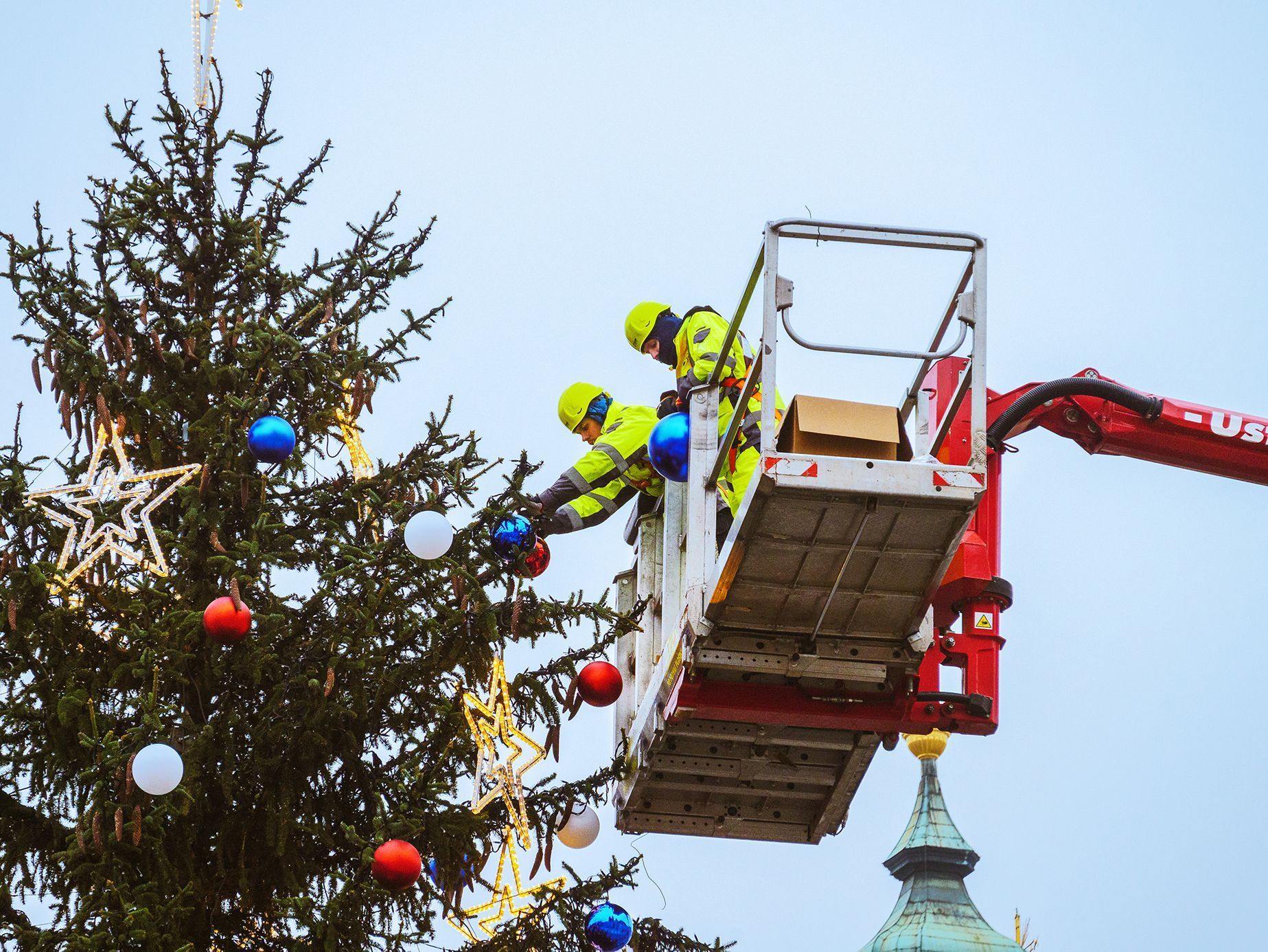Vánoční Praha 2020: jak se zdobil strom na Staroměstském náměstí