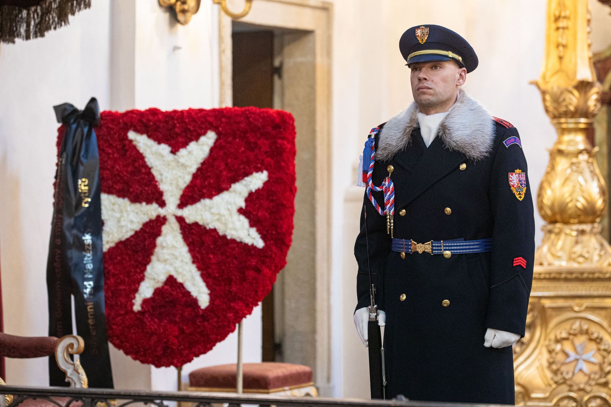 Veřejné rozloučení s Karlem Schwarzenbergem, vystavená rakev v kostele Panny Marie pod řetězem v Praze, Řád Maltézských rytířů