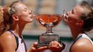 Kateřina Siniaková a Barbora Krejčíková s trofejí pro vítězky čtyřhry na French Open 2021