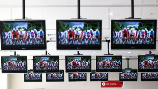 Televize v tiskovém středisku okruhu  Fuji International Speedway při hromadném závodě mužů na OH 2020