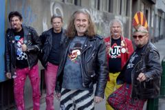 Punková kapela Visací zámek slaví koncertem v Lucerně 35 let ve stejné sestavě