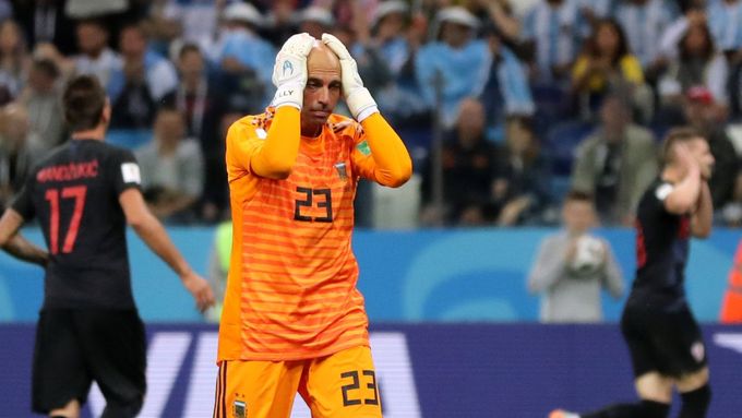 Překonaný brankář Willy Caballero  zápase Argentina - Chorvatsko na MS 2018