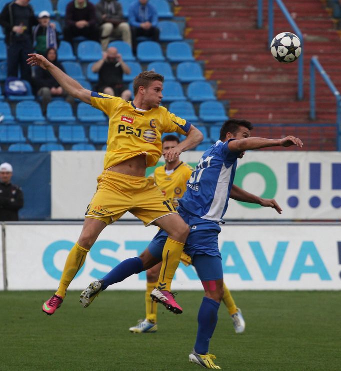 Fotbal, Baník - Jihlava: Milan Baroš (vlevo) - Petr Tlustý