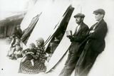 Další provizorium: Nocležníci v branické vápence. Snímek pořízený před rokem 1927.