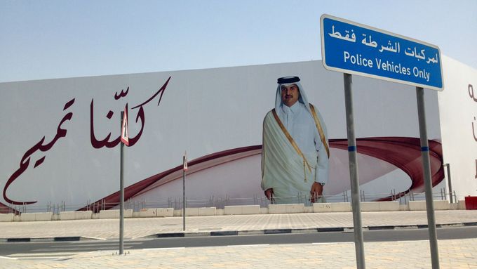 Snímek katarského emíra Tamíma ibn Hamad Al-Sáního se sloganem "Všichni jsme Tamim". Jde o reakci na spor se zeměmi Perského zálivu.