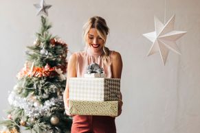 Tipy na vánoční dárky pro ženy: pro pocit luxusu, na přetížené nervy i krásu