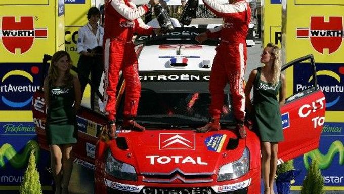 Sébastien Loeb (vpravo) se se svým spolujezdcem Danielem Elenem raduje z vítězství v Katalánské rallye.