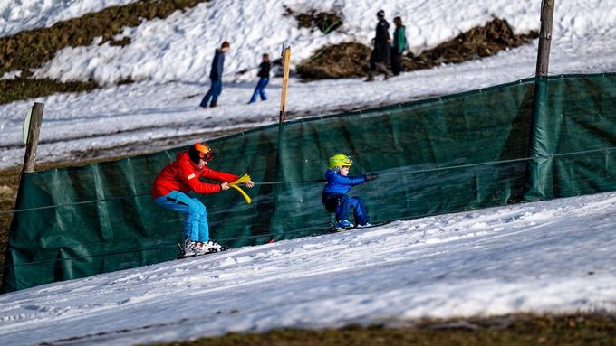 Ve středisku Deštné v Orlických horách se lyžuje i navzdory oblevě.
