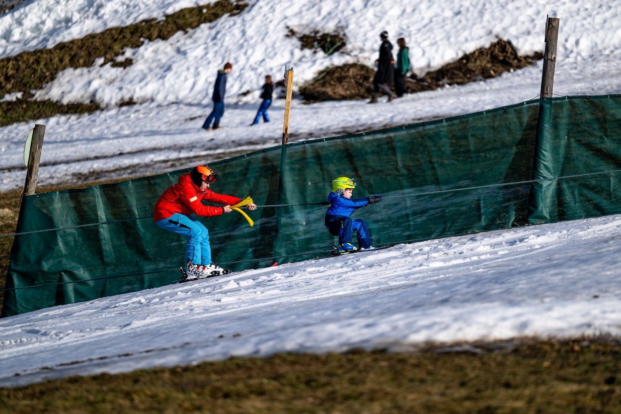 Ve středisku Deštné v Orlických horách se lyžuje i navzdory oblevě,
