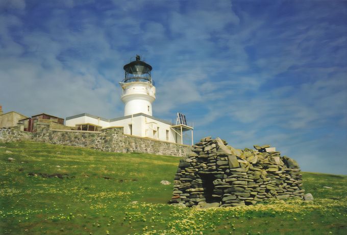 Flannanský maják a zbytky kostela sv. Flannana na ostrově Eilean Mòr, Skotsko. Zde v prosinci 1900 beze stopy zmizeli tři strážci majáku. 2003