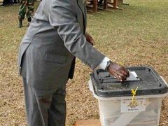 Pan prezident Museveni volí během čtvrtečních prezidentských voleb.