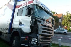 Převrácený kamion u Prahy blokuje sjezd na Černý Most
