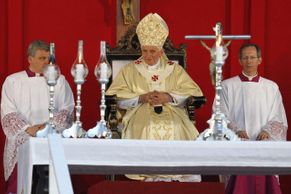 Papež Benedikt XVI. přiletěl na Castrovu Kubu