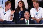 Na sportoviště už ale dorazili jiní členové královské rodiny. Zde se dobře baví princ Harry, Její královská Výsost vévodkyně z Cambridge (asi ji nejspíš znáte jako Kate) a princ William.