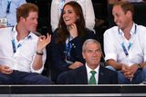Na sportoviště už ale dorazili jiní členové královské rodiny. Zde se dobře baví princ Harry, Její královská Výsost vévodkyně z Cambridge (asi ji nejspíš znáte jako Kate) a princ William.
