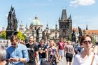 V Praze letos přespí rekordních sedm milionů turistů. Denně utratí skoro čtyři tisíce