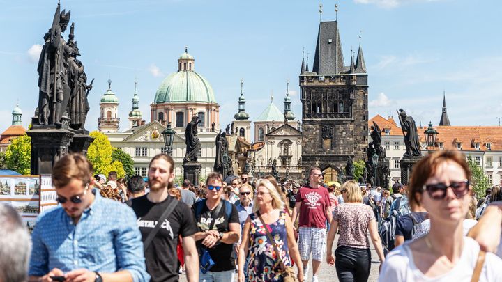 V Praze letos přespí rekordních sedm milionů turistů. Denně utratí skoro čtyři tisíce