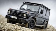 Mercedes-Benz G - Po odchodu Land Roveru Defender je slavné Géčko nejstarším nabízeným vozem na českém trhu. Jeho aktuální generace označovaná číslem 463 se vyrábí od roku 1990, tedy dlouhých 27 let. Samozřejmě během té doby prošla řadou vylepšení. Automobilka už dlouho uvažuje o nástupci, ale Géčko je tak populární, že by ji zájemci zřejmě ukamenovali. Mimochodem, i aktuální model má dost společného s původním off-roadem, který z rakouské továrny vyjíždí už od konce sedmdesátých let.