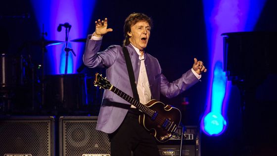 Fotky: Paul McCartney v Praze vzpomínal na Beatles, mluvil česky a oddal mladý pár