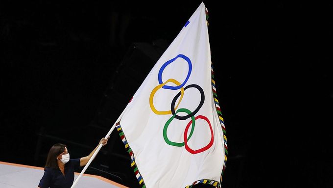 Vlajka s olympijskými kruhy při závěrečném ceremoniálu Her v Tokiu v roce 2021