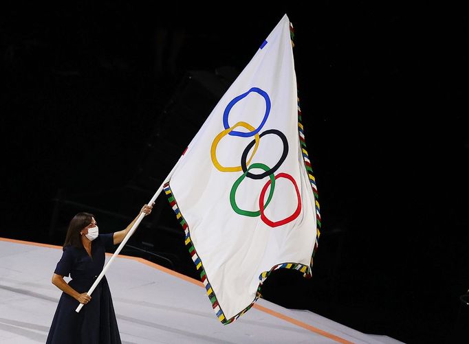 Vlajka s olympijskými kruhy při závěrečném ceremoniálu Her v Tokiu v roce 2021