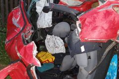 Auto nezvládlo předjíždění. 6 lidí je zraněno