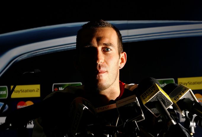 Football - Rangers Press Conference - Sheraton Hotel, Porto, Portugal - November 22, 2005  Fernando Ricksen - Rangers  Action Images via Reuters/Andrew Couldridge