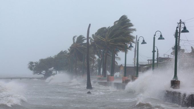 Ostrovy v Karibiku zasáhl plnou silou hurikán Irma, teď míří na USA