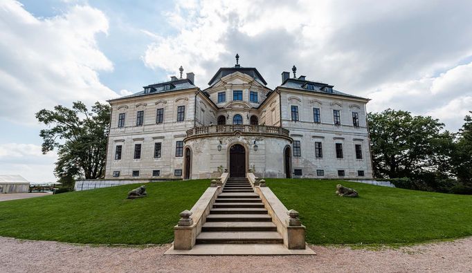 Historii zámku Karlova Koruna a také rodinné historky návštěvníkům přednese sám hrabě Kinský.