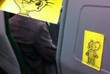 October Jones kreslí ve vlaku