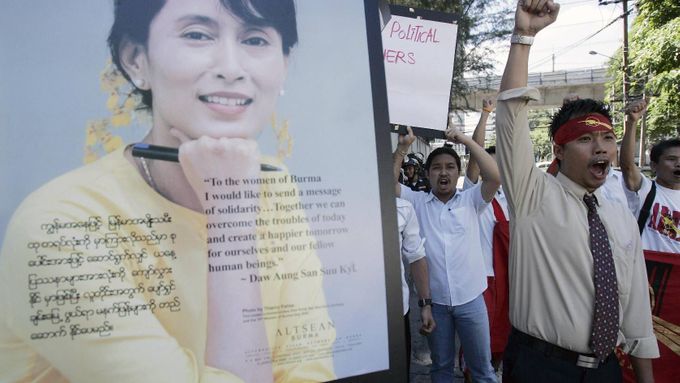 Asi 80 barmských aktivistů uspořádalo v neděli protest před velvyslanectvím Barmy v Bangkoku. Dožadovali se propuštění politických vězňů v čele s opoziční vůdkyní Aun Schan Su Ťij (na plakátu) a obnovení demokracie v zemi