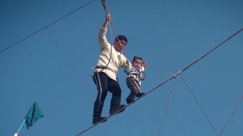 Na prahu života a smrti: Uzbečtí světští posílají na lano i 2leté, je za to víc peněz