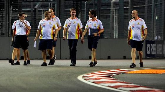 Foto ze Singapuru: Přípravy, kolotoč kolem Renaultu a Fisichella na kole