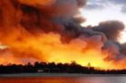 Hasiči bojují s velkým požárem na řeckém ostrově Leros