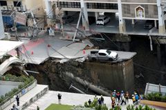 VIDEO: Vteřiny před katastrofou. Obří propadlina pohltila i část policejní stanice