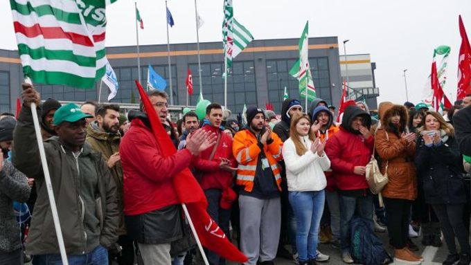 Stávka zaměstnanců Amazonu v Itálii.