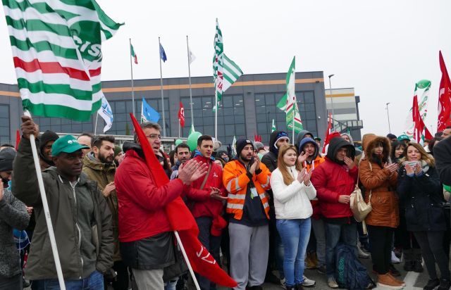 Stávka zaměstnanců Amazonu v Itálii.