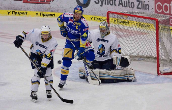 Petr Čajánek (v modrém) se snaží před kladenským brankářem Jakubem Sedláčkem tečovat puk.