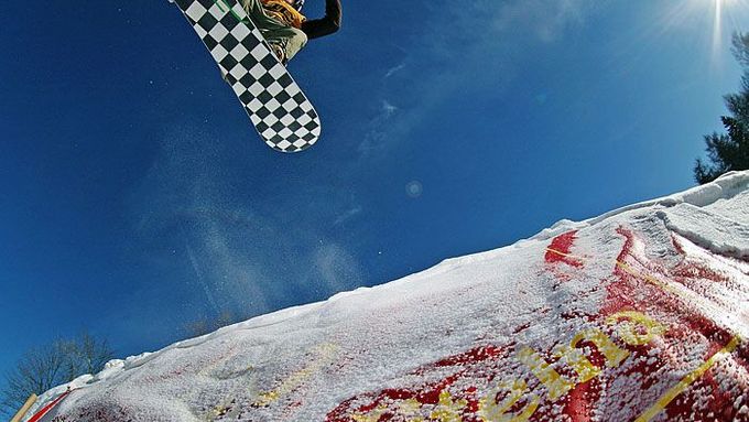 Snowboardové závody v Rejdicích se konaly na sněhu a pod azurově modrým nebem bez mráčků - téměř nevídaný jev.