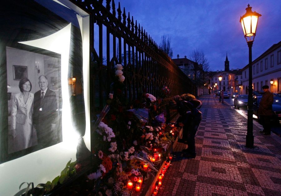 Češi drží pietu u polského velvyslanectví v Praze