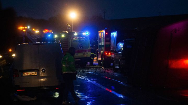 Auto vjelo v Itálii do skupiny turistů, šest lidí zemřelo
