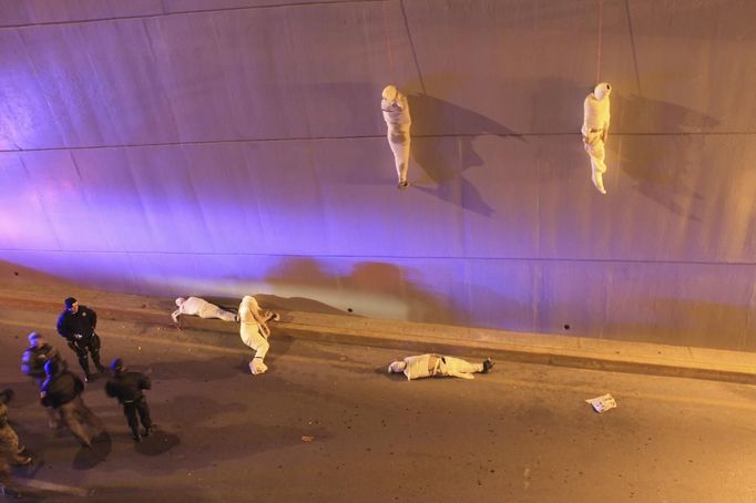 Christopher Vanegas, a Mexican photographer working for La Vanguardia / El Guardian won the 3rd Prize Contemporary Issues Single category of the 2014 World Press Photo contest with this picture of police arriving at a crime scene where two bodies hang from a bridge; another three are on the floor in Saltillo, Coahuila, Mexico, taken March 8, 2013.